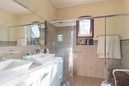 Casa de condomínio para alugar com 422m², 4 quartos e 5 vagasBanheiro social
