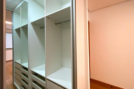 Apartamento para alugar com 180m², 3 quartos e 2 vagas Apartamento para alugar com 180m², 3 quartos e 2 vagasCloset da suíte