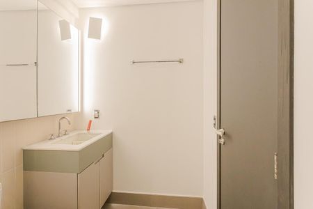 Banheiro de apartamento para alugar com 1 quarto, 55m² em Pinheiros, São Paulo