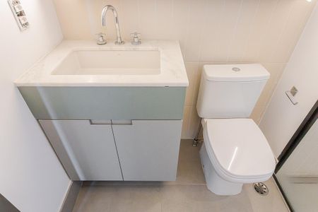 Banheiro de kitnet/studio para alugar com 1 quarto, 54m² em Pinheiros, São Paulo