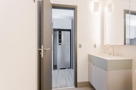 Banheiro de kitnet/studio para alugar com 1 quarto, 54m² em Pinheiros, São Paulo