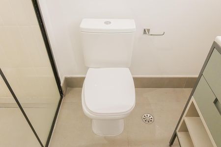 Banheiro de kitnet/studio para alugar com 1 quarto, 41m² em Pinheiros, São Paulo