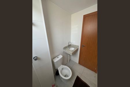 Banheiro de apartamento para alugar com 2 quartos, 44m² em Costa E Silva, Porto Alegre