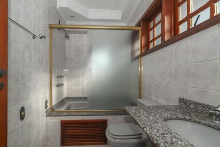 Casa à venda com 374m², 3 quartos e 4 vagas Casa à venda com 374m², 3 quartos e 4 vagasBanheiro da Suíte 2