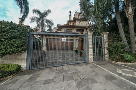 Casa à venda com 374m², 3 quartos e 4 vagas Casa à venda com 374m², 3 quartos e 4 vagasFachada