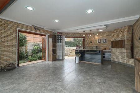Casa à venda com 374m², 3 quartos e 4 vagas Casa à venda com 374m², 3 quartos e 4 vagasGaragem / Churrasqueira