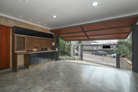 Casa à venda com 374m², 3 quartos e 4 vagas Casa à venda com 374m², 3 quartos e 4 vagasGaragem / Churrasqueira