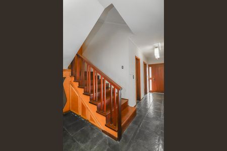 Casa à venda com 374m², 3 quartos e 4 vagas Casa à venda com 374m², 3 quartos e 4 vagasEscada acesso 2° piso