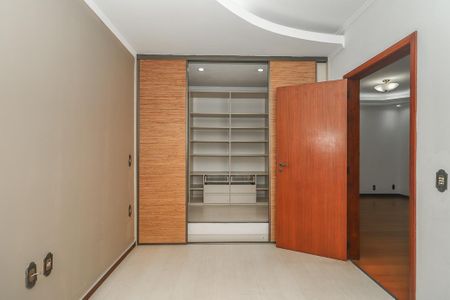 Casa à venda com 374m², 3 quartos e 4 vagas Casa à venda com 374m², 3 quartos e 4 vagasCloset da suíte
