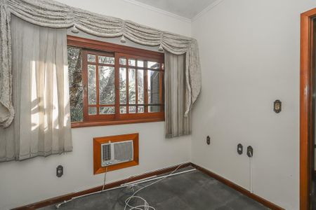 Casa à venda com 374m², 3 quartos e 4 vagas Casa à venda com 374m², 3 quartos e 4 vagasEscritório