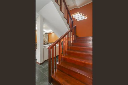 Casa à venda com 374m², 3 quartos e 4 vagas Casa à venda com 374m², 3 quartos e 4 vagasEscada acesso 2° piso
