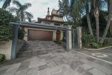 Fachada de casa à venda com 3 quartos, 374m² em Chácara das Pedras, Porto Alegre
