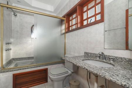 Banheiro da Suíte 2 de casa à venda com 3 quartos, 374m² em Chácara das Pedras, Porto Alegre