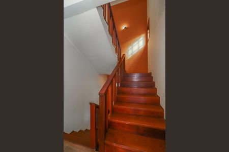 Escada acesso 2° piso de casa à venda com 3 quartos, 374m² em Chácara das Pedras, Porto Alegre