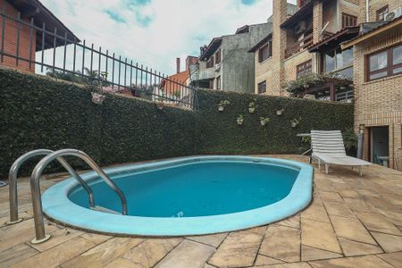 Casa à venda com 374m², 3 quartos e 4 vagas Casa à venda com 374m², 3 quartos e 4 vagasPiscina