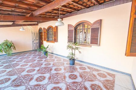 Casa à venda com 378m², 5 quartos e 6 vagas Casa à venda com 378m², 5 quartos e 6 vagasvaranda