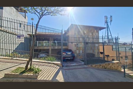 Casa à venda com 378m², 5 quartos e 6 vagas Casa à venda com 378m², 5 quartos e 6 vagasFachada / Placa G: PAIC 49