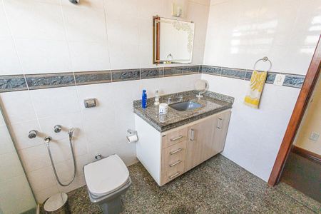 Casa à venda com 378m², 5 quartos e 6 vagas Casa à venda com 378m², 5 quartos e 6 vagasbanheiro