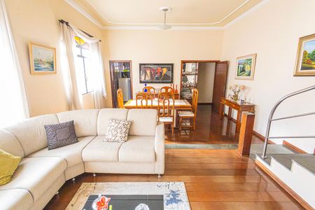 Casa à venda com 378m², 5 quartos e 6 vagas Casa à venda com 378m², 5 quartos e 6 vagassala / (1º pavimento)