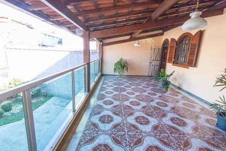 Casa à venda com 378m², 5 quartos e 6 vagas Casa à venda com 378m², 5 quartos e 6 vagasvaranda