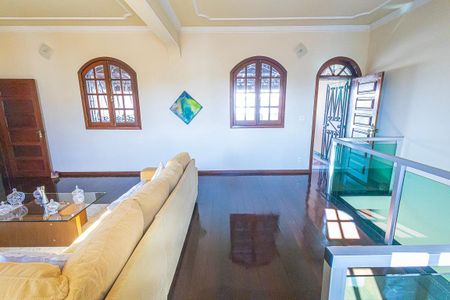 Casa à venda com 378m², 5 quartos e 6 vagas Casa à venda com 378m², 5 quartos e 6 vagassala (2º pavimento)