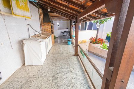 Casa à venda com 378m², 5 quartos e 6 vagas Casa à venda com 378m², 5 quartos e 6 vagasarea de serviço e jardim