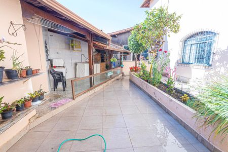 Casa à venda com 378m², 5 quartos e 6 vagas Casa à venda com 378m², 5 quartos e 6 vagasarea de serviço e jardim
