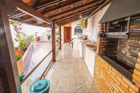 Casa à venda com 378m², 5 quartos e 6 vagas Casa à venda com 378m², 5 quartos e 6 vagasarea de serviço e jardim