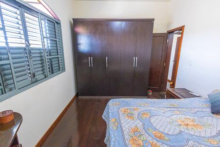 Casa à venda com 378m², 5 quartos e 6 vagas Casa à venda com 378m², 5 quartos e 6 vagasquarto 4