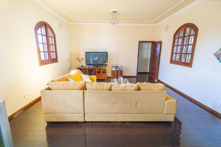 Casa à venda com 378m², 5 quartos e 6 vagas Casa à venda com 378m², 5 quartos e 6 vagassala (2º pavimento)