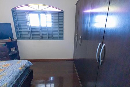 Casa à venda com 378m², 5 quartos e 6 vagas Casa à venda com 378m², 5 quartos e 6 vagasquarto 4