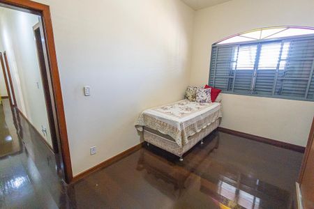 Casa à venda com 378m², 5 quartos e 6 vagas Casa à venda com 378m², 5 quartos e 6 vagasquarto 5