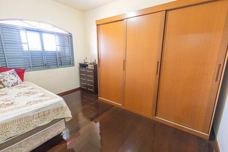 Casa à venda com 378m², 5 quartos e 6 vagas Casa à venda com 378m², 5 quartos e 6 vagasquarto 5