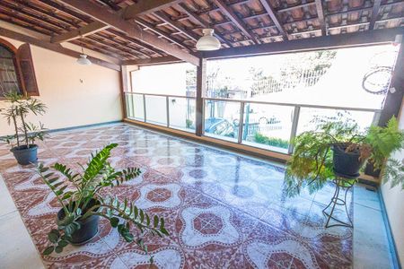 Casa à venda com 378m², 5 quartos e 6 vagas Casa à venda com 378m², 5 quartos e 6 vagasvaranda