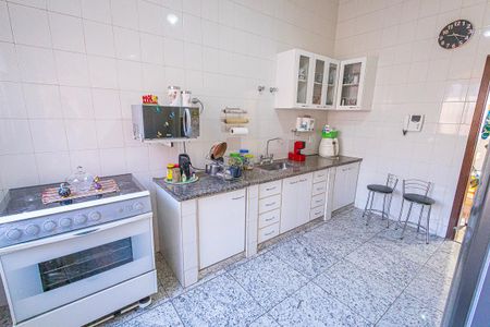 Casa à venda com 378m², 5 quartos e 6 vagas Casa à venda com 378m², 5 quartos e 6 vagascozinha