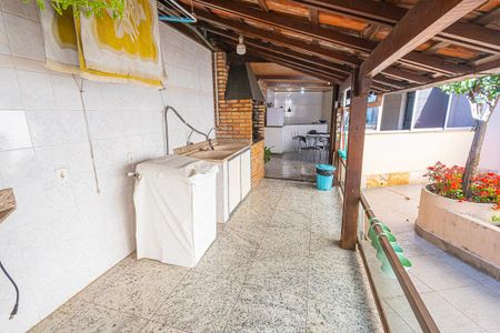 Casa à venda com 378m², 5 quartos e 6 vagas Casa à venda com 378m², 5 quartos e 6 vagasarea de serviço e jardim