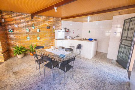 Casa à venda com 378m², 5 quartos e 6 vagas Casa à venda com 378m², 5 quartos e 6 vagascozinha gourmet
