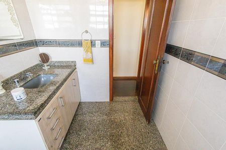 Casa à venda com 378m², 5 quartos e 6 vagas Casa à venda com 378m², 5 quartos e 6 vagasbanheiro