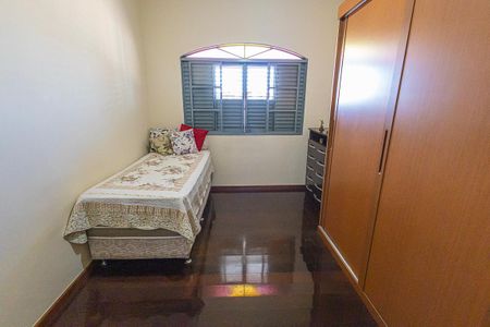 Casa à venda com 378m², 5 quartos e 6 vagas Casa à venda com 378m², 5 quartos e 6 vagasquarto 5