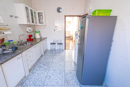 Casa à venda com 378m², 5 quartos e 6 vagas Casa à venda com 378m², 5 quartos e 6 vagascozinha