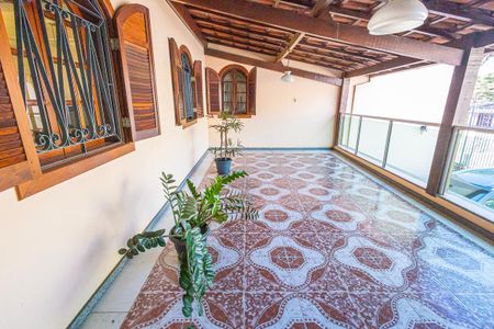 Casa à venda com 378m², 5 quartos e 6 vagas Casa à venda com 378m², 5 quartos e 6 vagasvaranda