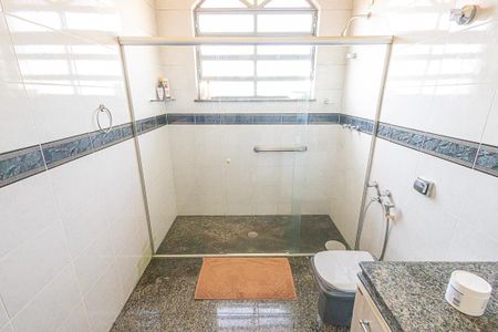 Casa à venda com 378m², 5 quartos e 6 vagas Casa à venda com 378m², 5 quartos e 6 vagasbanheiro