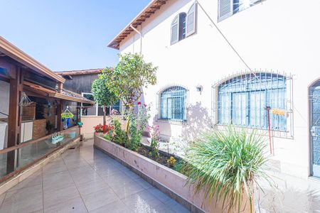 Casa à venda com 378m², 5 quartos e 6 vagas Casa à venda com 378m², 5 quartos e 6 vagasarea de serviço e jardim