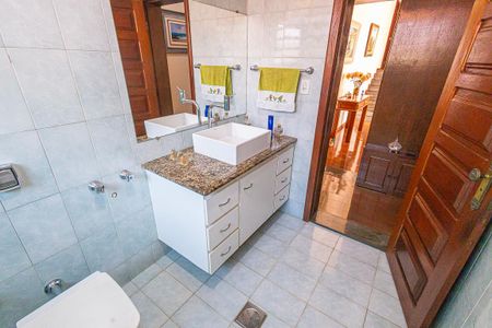 Casa à venda com 378m², 5 quartos e 6 vagas Casa à venda com 378m², 5 quartos e 6 vagasbanheiro