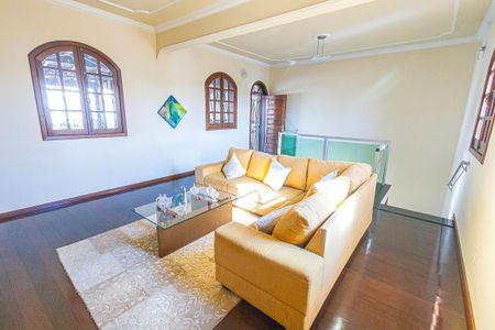 Casa à venda com 378m², 5 quartos e 6 vagas Casa à venda com 378m², 5 quartos e 6 vagassala (2º pavimento)