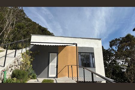 Casa de condomínio para alugar com 90m², 3 quartos e 2 vagas Casa de condomínio para alugar com 90m², 3 quartos e 2 vagasFachada
