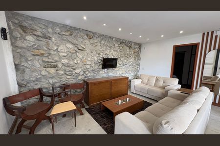 Sala de casa de condomínio para alugar com 3 quartos, 90m² em Quitandinha, Petrópolis