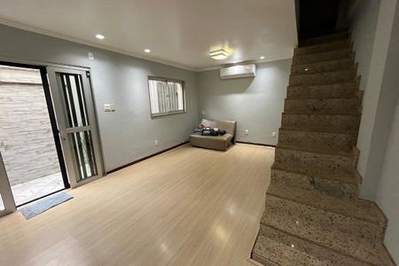 Sala de casa para alugar com 2 quartos, 90m² em Jardim Vinte E Cinco de Agosto, Duque de Caxias
