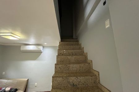 Casa para alugar com 90m², 2 quartos e sem vaga Casa para alugar com 90m², 2 quartos e sem vagaEscadas