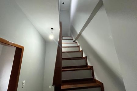 Escadas de casa para alugar com 2 quartos, 90m² em Jardim Vinte E Cinco de Agosto, Duque de Caxias